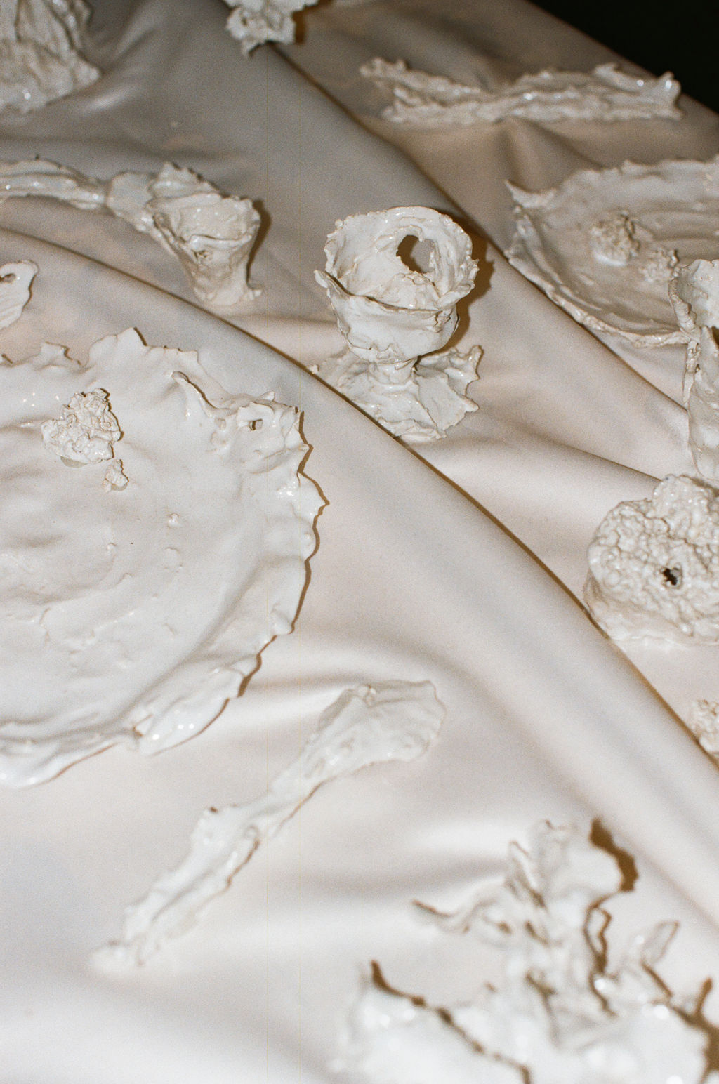 Detalle artesanal en cerámica blanca